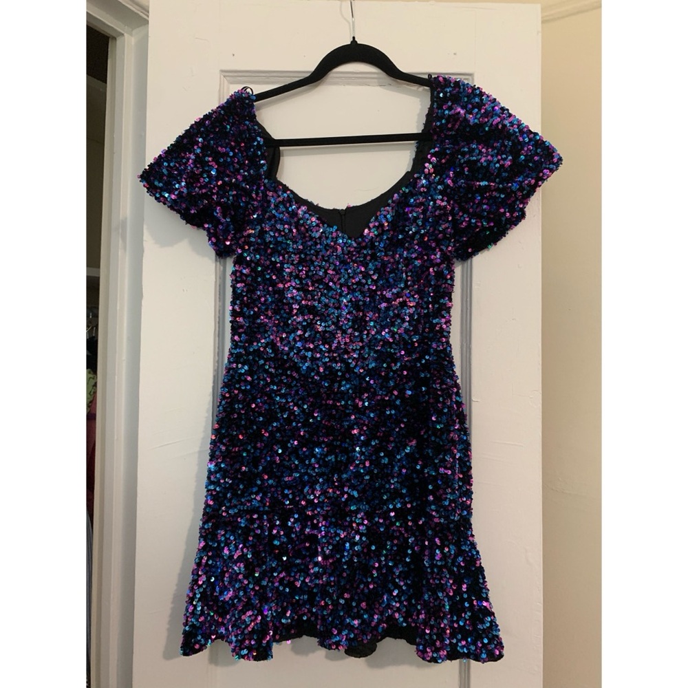 Short sequin dress with puff sleeve and flounce hem